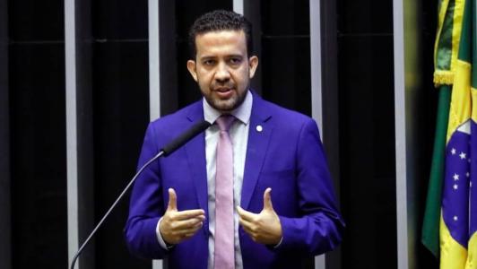 Deputado é acusado de pedir parte dos salários de funcionários de gabinete