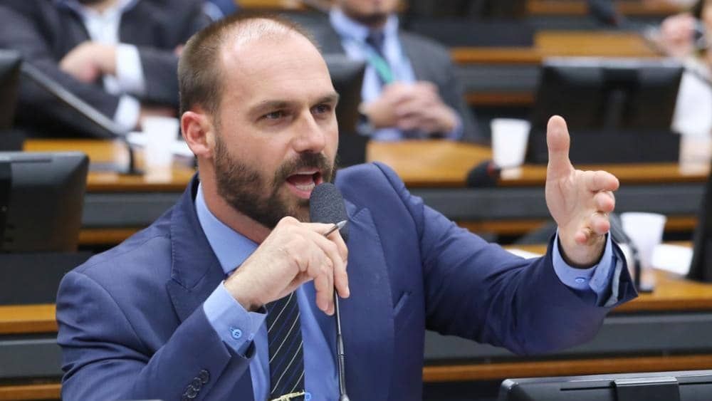 PF está 'se dobrando a Alexandre de Moraes e jogando o nome no lixo', diz Eduardo Bolsonaro