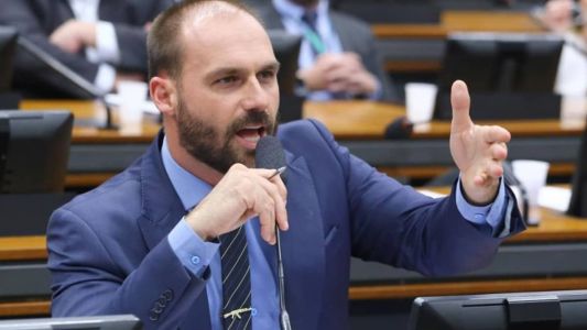 Deputado Eduardo Bolsonaro (PL) afirmou que Mauro Cid só foi incluído em investigação por proximidade com ex-presidente Bolsonaro