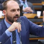 'Mauro Cid está pagando o pato por ser uma pessoa próxima de Bolsonaro', diz Eduardo