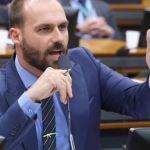 Eduardo Bolsonaro diz que tentativa de associar ex-presidente com venda de joias é 'pífia'