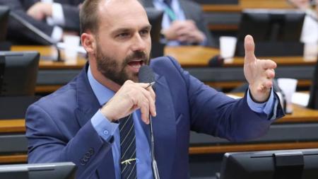 Deputado Eduardo Bolsonaro rebateu críticas ao ex-presidente sobre caso de joias