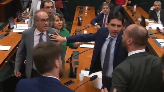 Deputado Eduardo Bolsonaro partiu para cima do deputado Marcon após bate boca sobre facada em Bolsonaro durante campanha de 2018