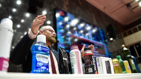 Deputado exibe produtos que serão afetados com maior cobrança de imposto em Minas Gerais