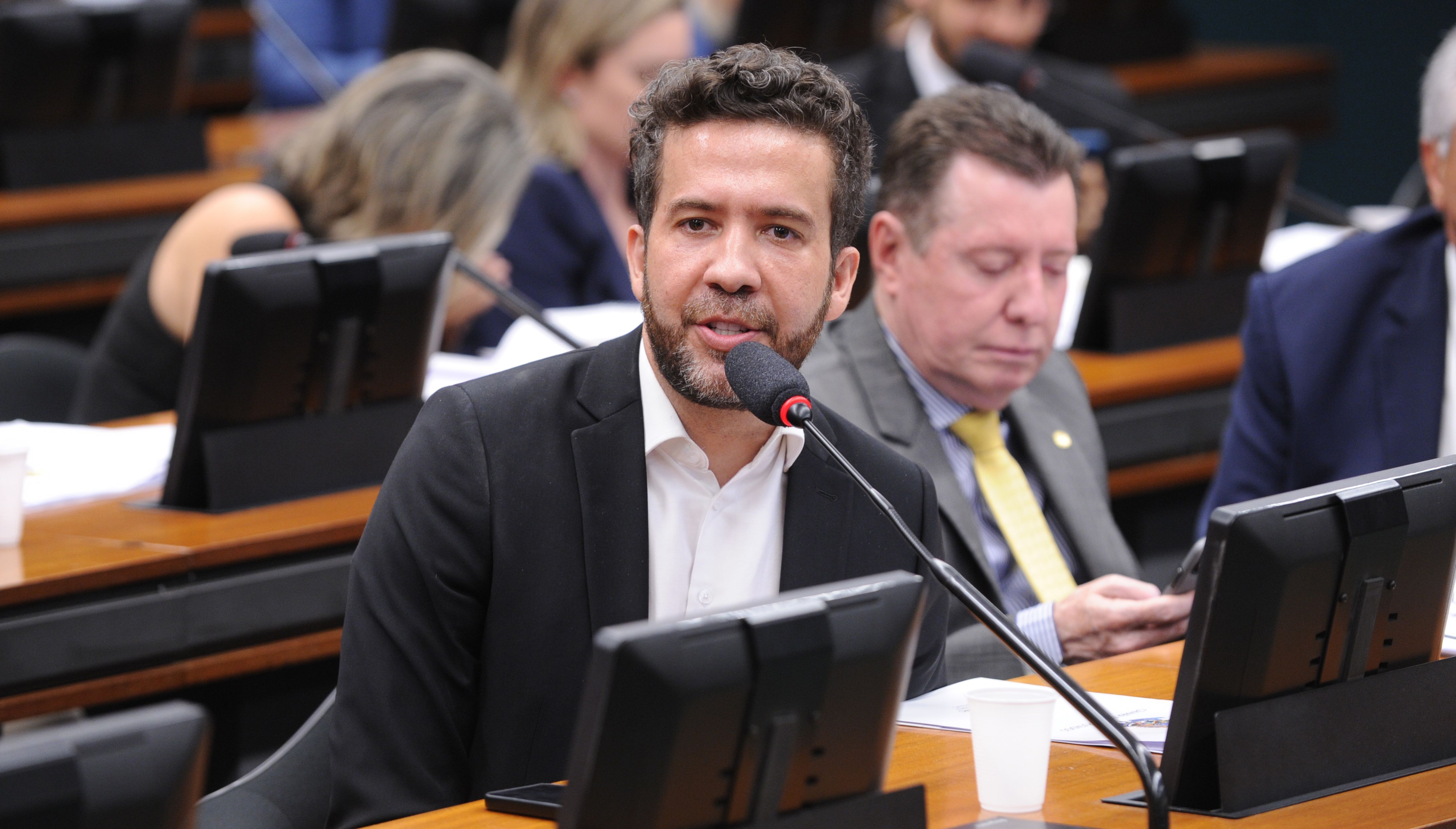 Representação contra Janones no Conselho de Ética se arrasta à espera da definição do relator