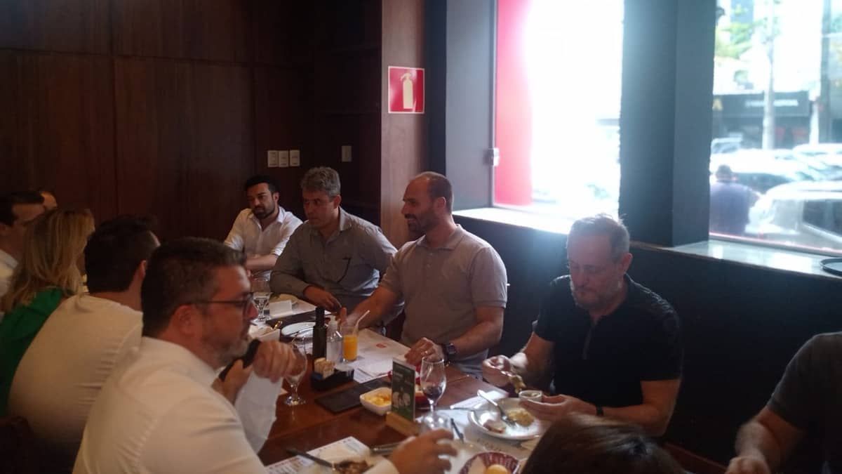 Em BH para lançar livro, Eduardo Bolsonaro se reúne com aliados 