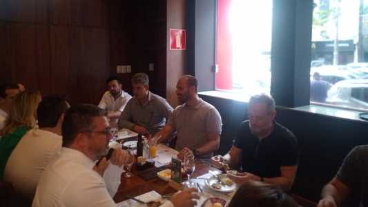 Deputado federal Eduardo Bolsonaro se reuniu com aliados para almoço em Belo Horizonte nesta quinta-feira (13)