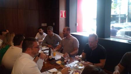 Deputado federal Eduardo Bolsonaro se reuniu com aliados para almoço em Belo Horizonte nesta quinta-feira (13)
