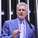 Deputado do PT critica Eduardo Leite e compara fala de gaúcho com ações de Bolsonaro na pandemia da Covid