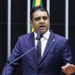 Deputado falta ao enterro do próprio pai para presidir votação contra casamento homoafetivo