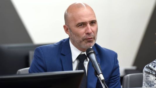 Deputado Gustavo Valadares, líder do governo, teve mal-estar e precisará passar por cirurgia