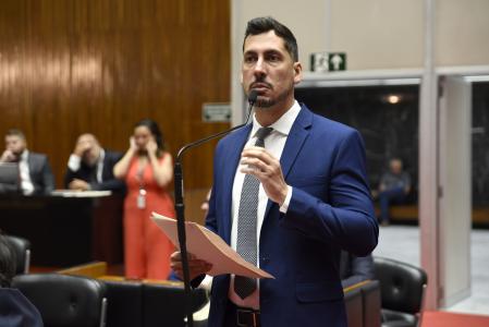 A deputada Bella Gonçalves faz discurso no plenário da Assembleia de Minas