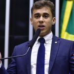 MP oferece denúncia contra Nikolas Ferreira por vídeo de aluna trans em banheiro de escola de BH