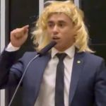 Nikolas Ferreira coloca peruca e faz críticas ao movimento feminista no Dia da Mulher