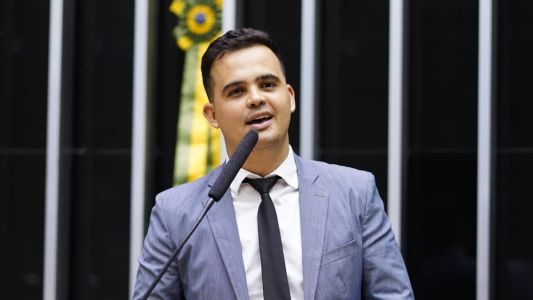 Deputado saía de uma reunião quando viu homem fugindo com mochila na mão