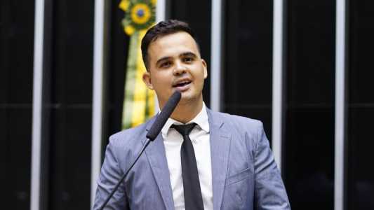 Deputado saía de uma reunião quando viu homem fugindo com mochila na mão
