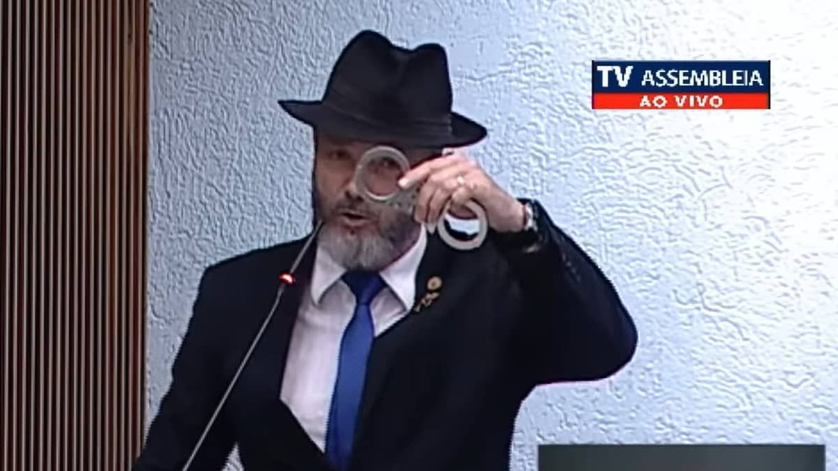 Deputado ataca MC Pipokinha e ameaça prender cantora; veja vídeo