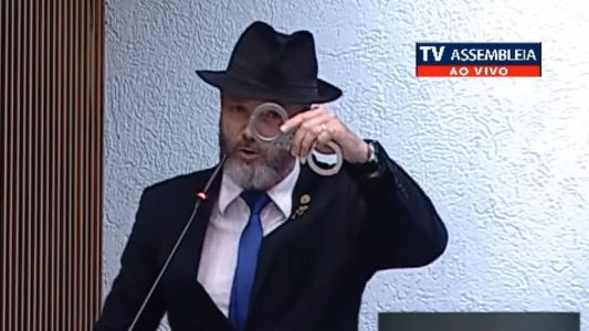 Deputado Tito Barrichello (União-PR) exige algemas que usaria para prender MC Pipokinha