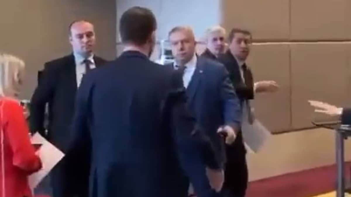 Parlamentar da Ucrânia briga com enviado da Rússia durante encontro diplomático; veja vídeo