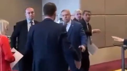 Deputado ucraniano deu tapas e socos em representante russo após ter sua bandeira tomada