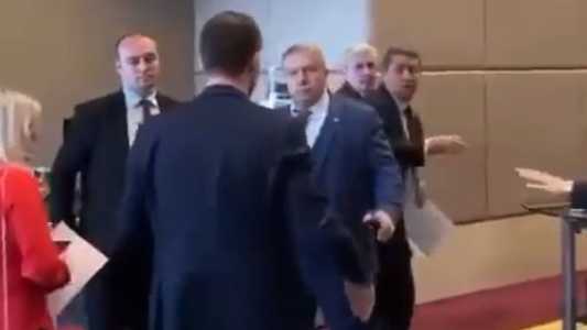 Deputado ucraniano deu tapas e socos em representante russo após ter sua bandeira tomada