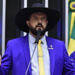 Moraes libera tornozeleira e acesso a redes sociais para deputado Zé Trovão