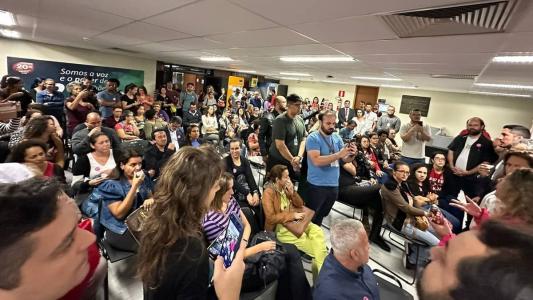 Deputados à esquerda se juntaram a servidores da Funed em protesto na ALMG