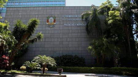 Deputados aprovam PEC que mantém trecho considerado racista em hino do RS.