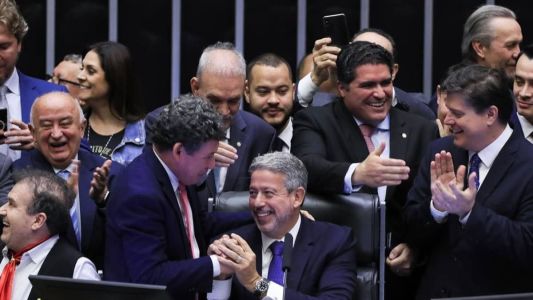 Deputados celebraram, em plenário, a aprovação da reforma tributária