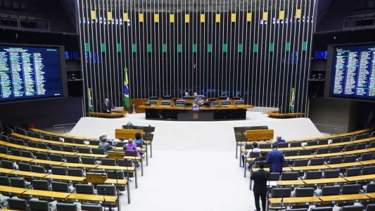 Deputados colhem assinaturas para tirar do papel 16 pedidos de abertura de CPI