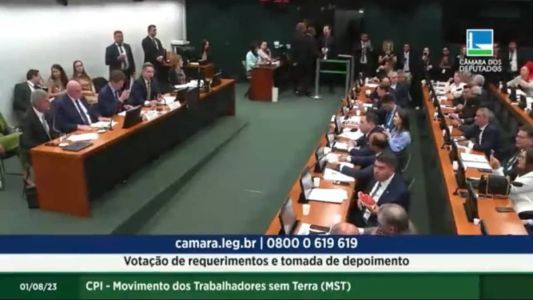 Deputados comeram melancia durante depoimento do ex-ministro do GSI, Gonçalves Dias, na CPI do MST