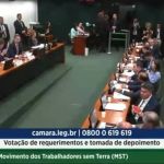 Deputados comem melancia na CPI do MST para atacar ex-ministro e general Gonçalves Dias; saiba o que significa