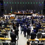 Câmara rejeita todos os destaques e encerra votação do marco fiscal; texto segue ao Senado