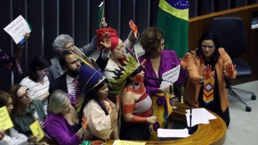 Deputados contrários ao marco temporal fizeram manifestação no plenário da Câmara dos Deputados