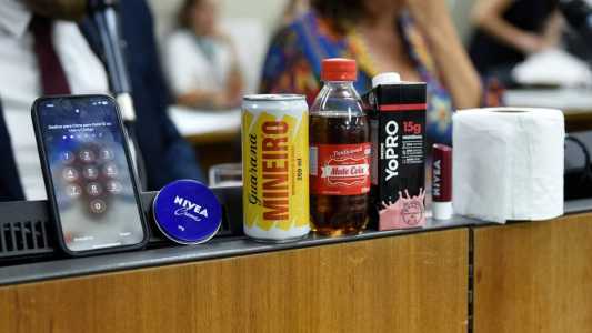 Deputados exibiram, em reunião, produtos considerados supérfluos que será sobretaxados pelo Governo de Minas