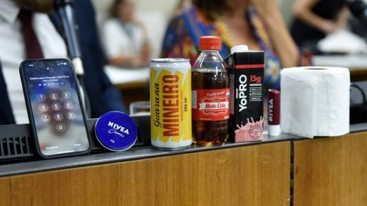 Deputados exibiram, em reunião, produtos considerados supérfluos que será sobretaxados pelo Governo de Minas