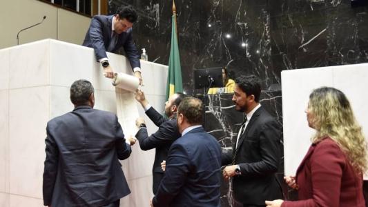Deputados fizeram abaixo-assinado contra veto de Zema a projeto que cria centro de referência para pessoas com autismo