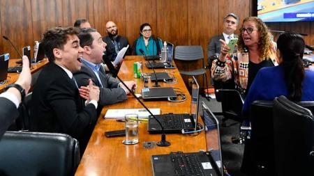 Deputados Nikolas Ferreira (PL-MG) e Jandira Feghali (PCdoB-RJ) bateram boca na sessão da CPMI desta quinta-feira (21)
