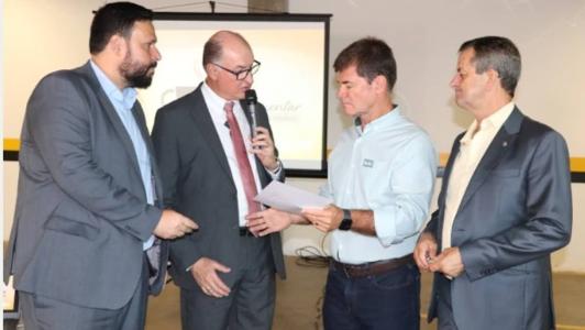 Deputados Raul Belém, Grego da Fundação e Antônio Carlos Arantes conversam com o presidente da FAEMG, Antônio Pitangui de Salvo
