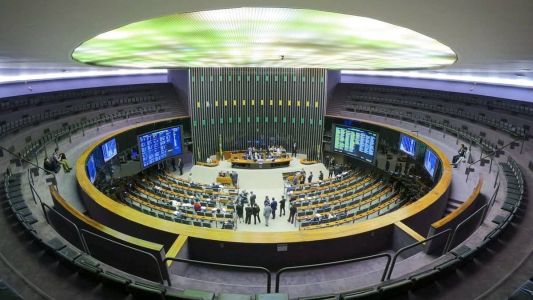 Deputados voltam a discutir projeto de lei das Fake News