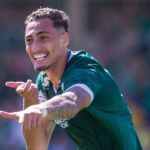 Guarani perde pênalti, mas vence o Atlético-GO e cola no G4 da Série B