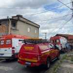 Bombeiros avaliam retirada segura de duas vítimas de escombros de casa que desabou em BH, e terceira é procurada