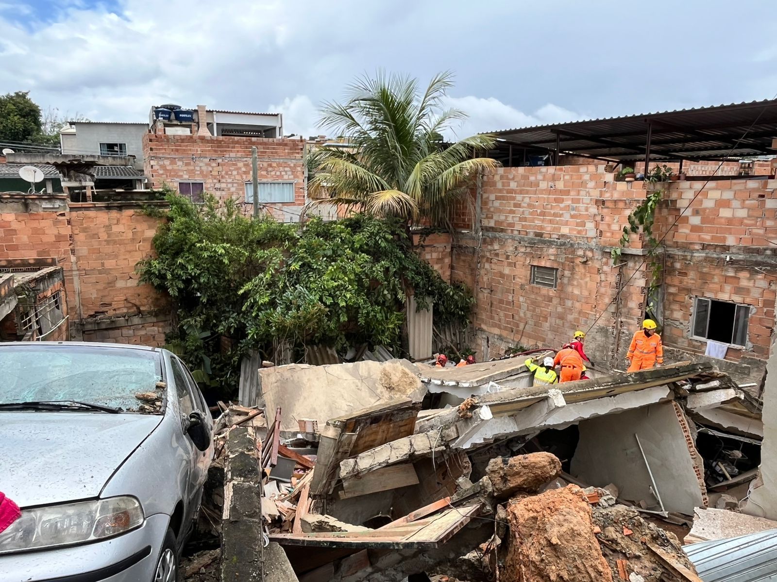 Veja imagens do resgate a vítima soterrada em casa que desabou em BH