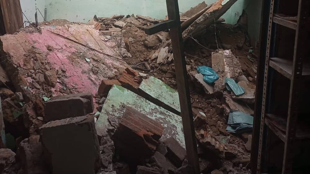 Laje de casa desaba e atinge morador no bairro Caminho da Fábrica 