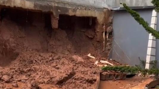 Desabamento soterrou a piscina