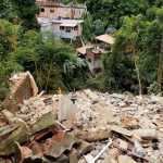 Casa de dois andares desaba no bairro Paraíso, em BH; bombeiros buscam vítimas