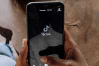 TikTok anuncia nova ofensiva contra spam criado por inteligência artificial