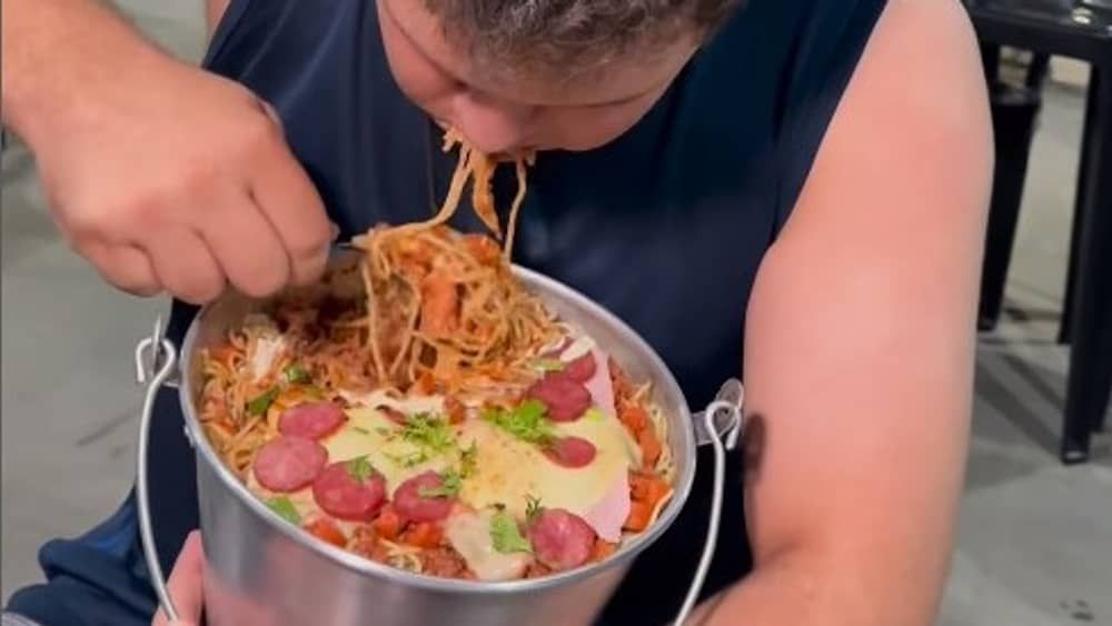 Vídeo: desafio paga R$ 4 mil para cliente que comer 6kg de macarrão, e seguidores marcam Corbucci