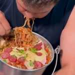 Vídeo: desafio paga R$ 4 mil para cliente que comer 6kg de macarrão, e seguidores marcam Corbucci