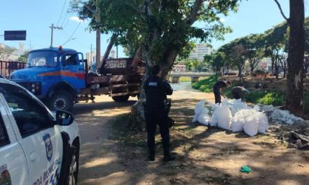 Após flagrante da Guarda Municipal, Fiscalização autuou responsáveis por descarte irregular de entulho de obra à margem do Rio Paraibuna